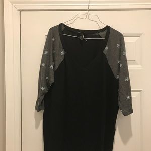 🖤Torrid V-neck baseball tee.